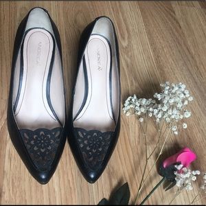 Black Pump w/ Floral Detail